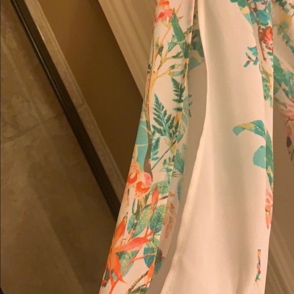 Button Down Top with slit in sleeves - Picture 2 of 3